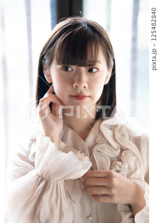 音楽を聴く若い女性 125482840