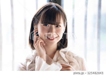 音楽を聴く若い女性 125482843