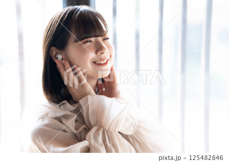 音楽を聴く若い女性 125482846