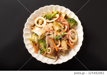 イカと野菜のオイスター炒め 125482861