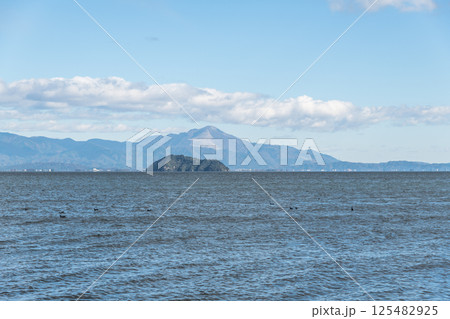 【奥琵琶湖から望む竹生島】 125482925