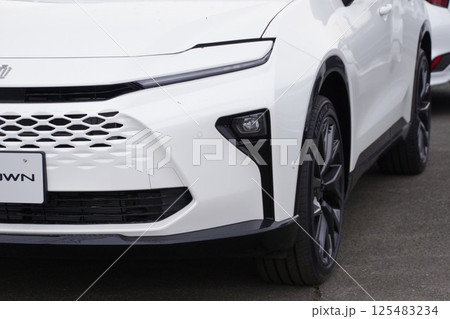 自動車イメージ　トヨタクラウンエステートのフロントマスク 125483234