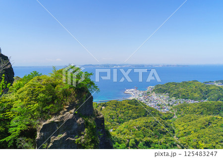【千葉県富津市】鋸山から見た浜金谷駅方面の風景 【千葉県富津市】鋸山から見た浜金谷駅方面の風景 125483247