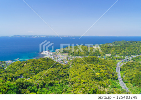 【千葉県富津市】鋸山から見た金谷漁港方面の風景 125483249