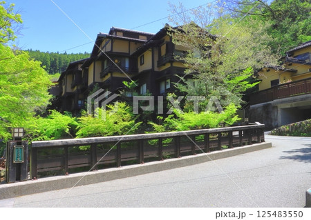 新緑の黒川温泉・温泉街(熊本県南小国町) 新緑の黒川温泉・温泉街(熊本県南小国町) 125483550
