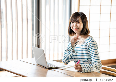 ノートパソコンを使って勉強する若い女性 125483562