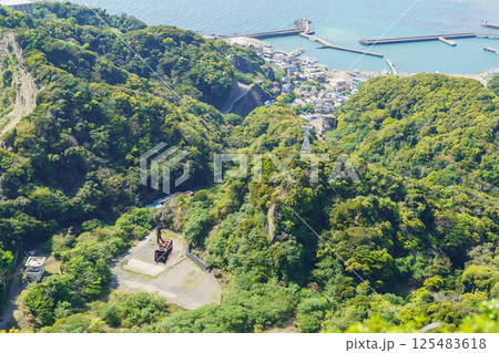 【千葉県富津市】鋸山から見た鋸山ロープウェー・金谷漁港方面の風景 125483618