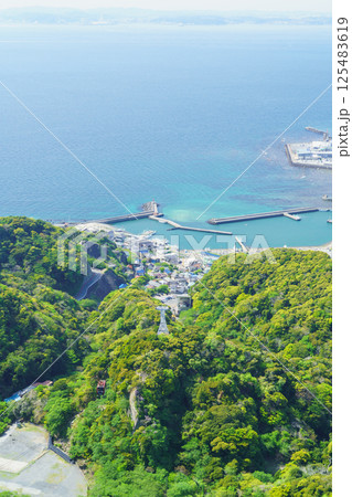 【千葉県富津市】鋸山から見た鋸山ロープウェー・金谷漁港方面の風景 125483619