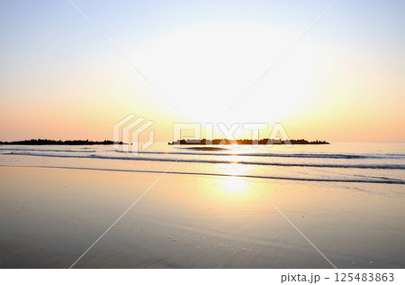 河原子海岸の日の出 4月下旬 河原子海岸の日の出 4月下旬 125483863