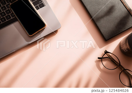 ミニマルワークスペース：ラップトップ、スマートフォン、ノート、眼鏡のフラットレイアウト 125484026