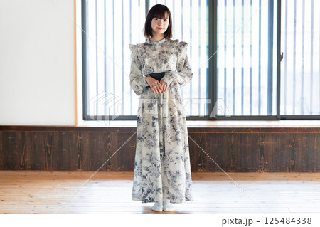 ワンピースを着た若い女性 125484338