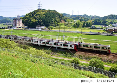 名鉄 2000系 特急 新緑の中を走る 名鉄 2000系 特急 新緑の中を走る 125484524