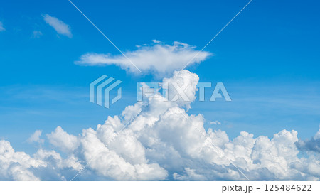 青空に浮かぶ雄大な雲海と積乱雲 青空に浮かぶ雄大な雲海と積乱雲 125484622
