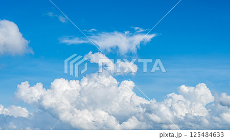 青空に浮かぶ雄大な雲海と積乱雲 125484633