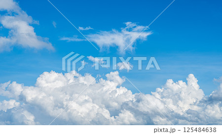 青空に浮かぶ雄大な雲海と積乱雲 125484638