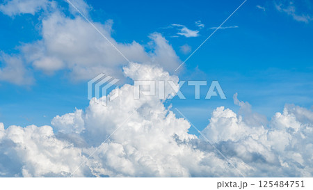 青空に浮かぶ雄大な雲海と積乱雲 青空に浮かぶ雄大な雲海と積乱雲 125484751
