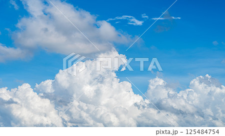青空に浮かぶ雄大な雲海と積乱雲 125484754