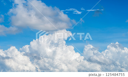 青空に浮かぶ雄大な雲海と積乱雲 125484755