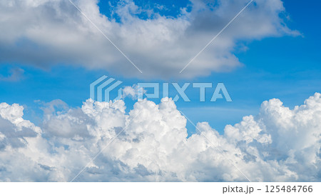 青空に浮かぶ雄大な雲海と積乱雲 青空に浮かぶ雄大な雲海と積乱雲 125484766