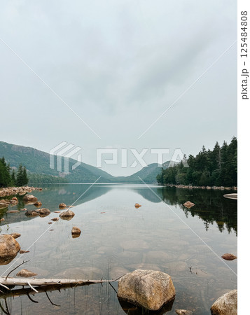 Tranquil Reflections on Jordan Pond in Acadia National Park's Scenic Landscape. 125484808