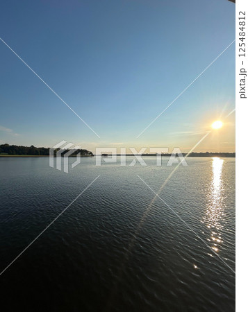 Sunset Over Cedar Creek Reservoir in Texas with Vibrant Water Reflections 125484812