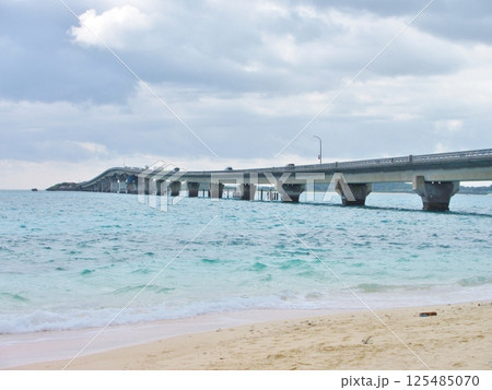 池間島　オハマビーチからの池間大橋 125485070