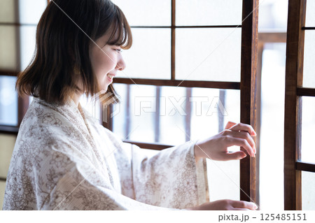 浴衣を着た若い女性 浴衣を着た若い女性 125485151