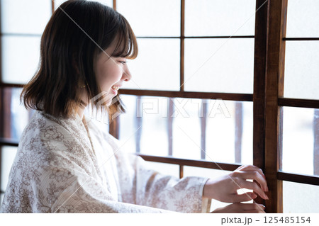 浴衣を着た若い女性 125485154