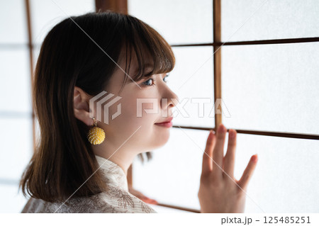 浴衣を着た若い女性 125485251