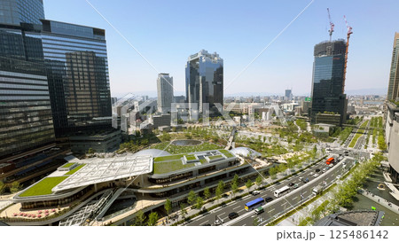 JR大阪駅周辺の風景　新緑が美しい春のグラングリーン大阪 125486142