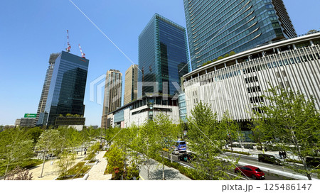 JR大阪駅周辺の風景　新緑が美しい春のグラングリーン大阪 125486147