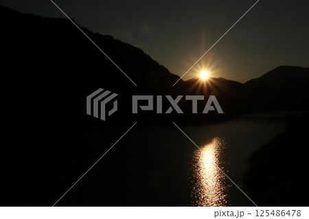 湖に沈む夕日 湖に沈む夕日 125486478