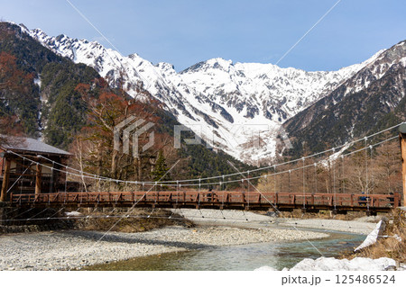 開山前の春の静かな上高地 河童橋と穂高連峰と梓川 開山前の春の静かな上高地 河童橋と穂高連峰と梓川 125486524