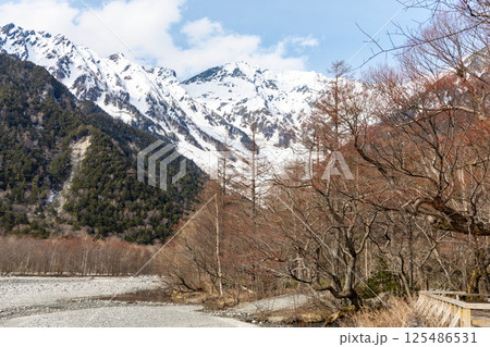 開山前の春の静かな上高地 河童橋と穂高連峰と梓川 開山前の春の静かな上高地 河童橋と穂高連峰と梓川 125486531