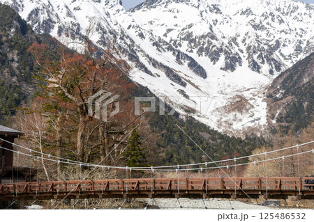 開山前の春の静かな上高地 河童橋と穂高連峰と梓川 開山前の春の静かな上高地 河童橋と穂高連峰と梓川 125486532