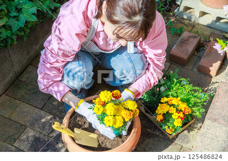 花を植える女性　ガーデニング 125486824