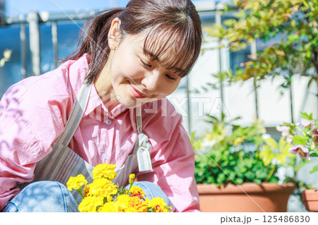 花を植える女性 ガーデニング 花を植える女性 ガーデニング 125486830