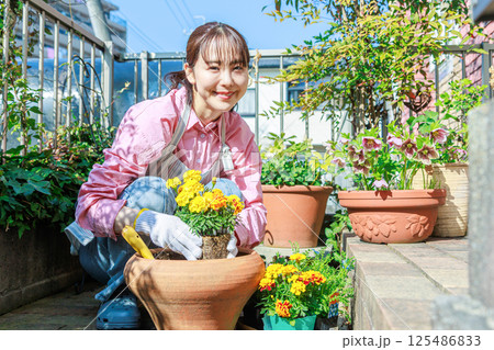 花を植える女性　ガーデニング 125486833