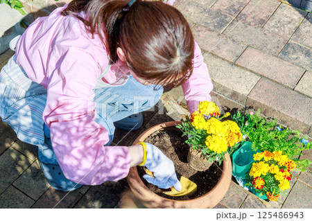 花を植える女性　ガーデニング 125486943