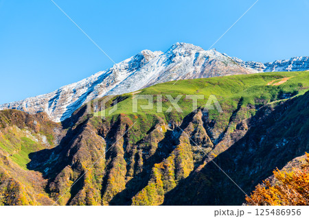 山形 鳥海山 ~白く冠雪した山頂と麓の紅葉~ 山形 鳥海山 ~白く冠雪した山頂と麓の紅葉~ 125486956