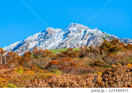 山形 鳥海山 ~白く冠雪した山頂と麓の紅葉~ 山形 鳥海山 ~白く冠雪した山頂と麓の紅葉~ 125486971