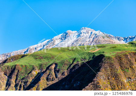 山形 鳥海山 ~白く冠雪した山頂と麓の紅葉~ 山形 鳥海山 ~白く冠雪した山頂と麓の紅葉~ 125486976