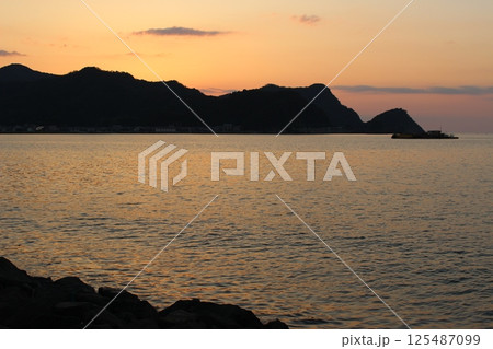 美しい夕焼け空と海 香住海岸 日本海 美しい夕焼け空と海 香住海岸 日本海 125487099