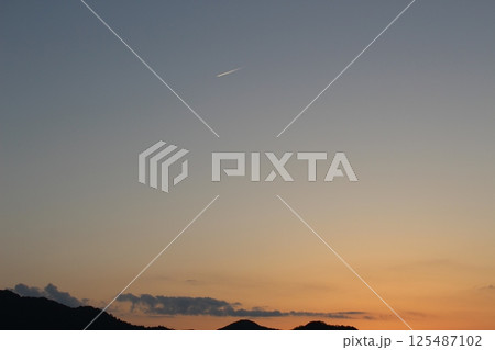 美しい夕焼け空と海　香住海岸　日本海 125487102