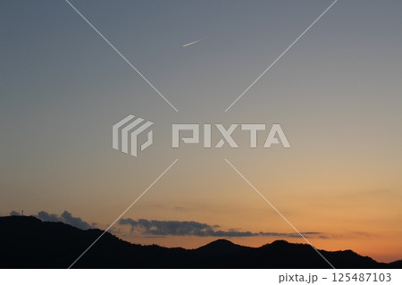 美しい夕焼け空と海　香住海岸　日本海 125487103