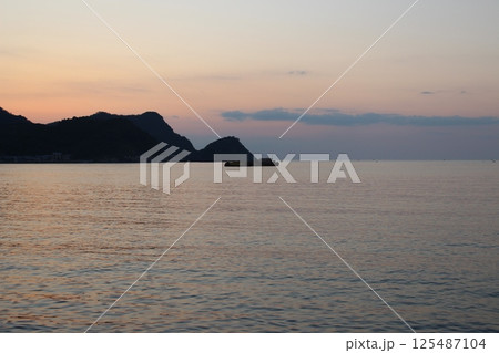 美しい夕焼け空と海 香住海岸 日本海 美しい夕焼け空と海 香住海岸 日本海 125487104