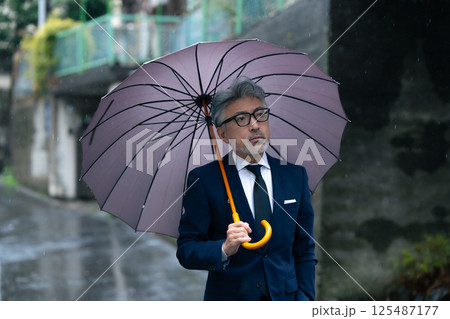 傘をさす男性 傘をさす男性 125487177