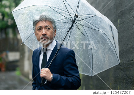 傘をさす男性 125487207