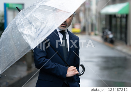 傘をさす男性 傘をさす男性 125487212