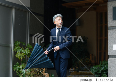 傘をさす男性 傘をさす男性 125487218